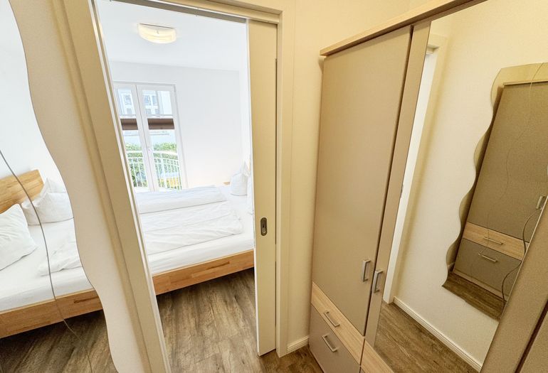 Ankleidebereich mit Kleiderschrank und Spiegel