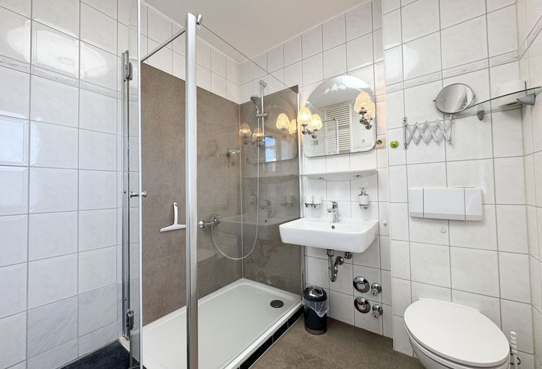 Tageslichtbadezimmer mit Dusche und Waschbecken