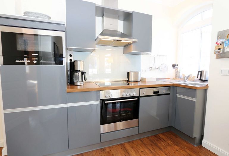 moderne Küchenzeile mit Ceranfeld