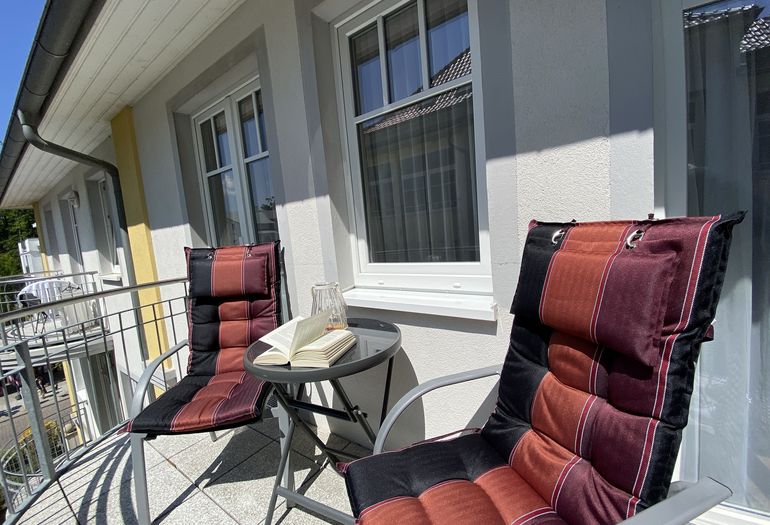 bestuhlter Balkon