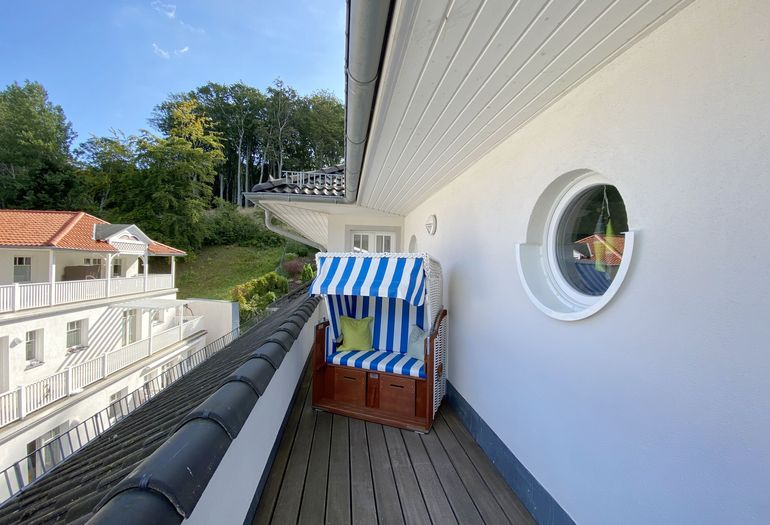 zweite bestuhlte Dachterrasse mit Strandkorb