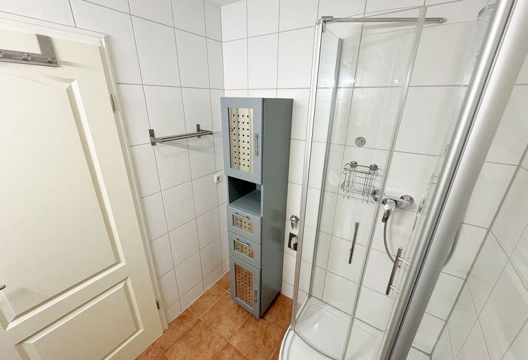 Badezimmer mit ebenerdiger Dusche