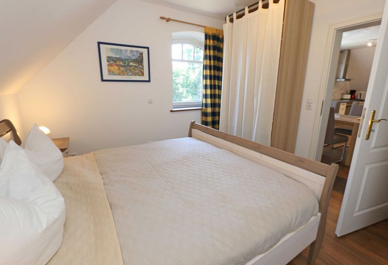 1. Schlafzimmer mit Kleiderschrank