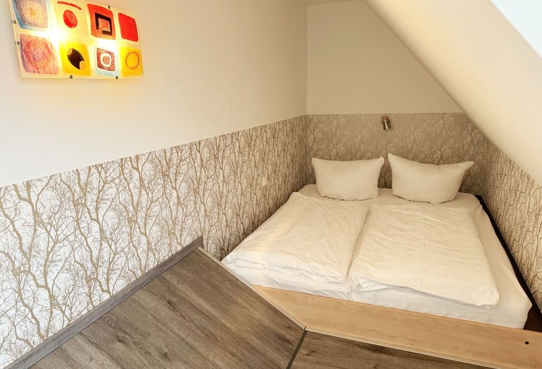 1. Schlafzimmer mit flachem Doppelbett