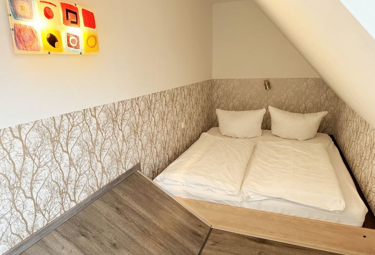 1. Schlafzimmer mit flachem Doppelbett 1. Schlafzimmer mit flachem Doppelbett