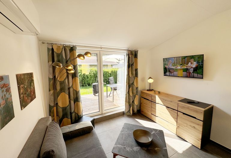 Wohnbereich mit Zugang zur Terrasse