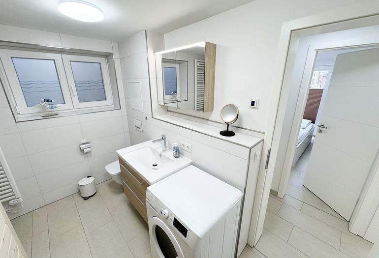 Tageslichtbad mit Waschmaschine