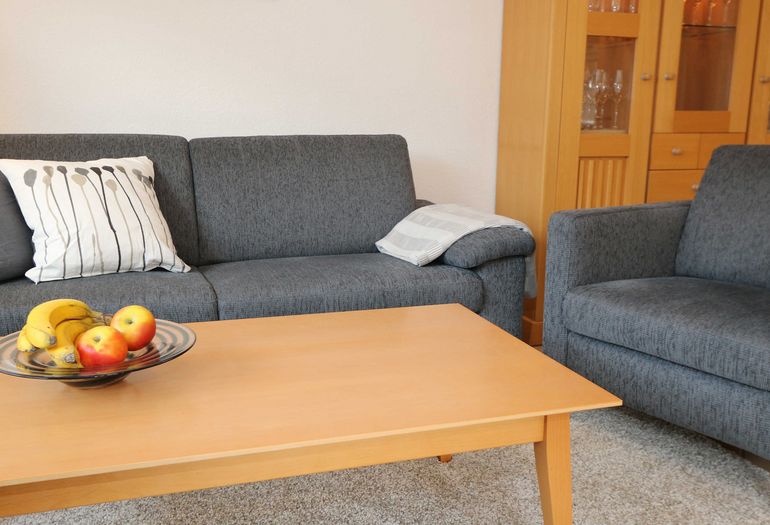 Wohnzimmer mit kleinem Tisch