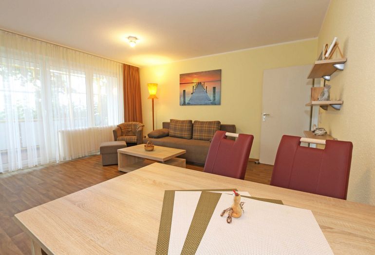 Esstisch mit Blick zur Couch