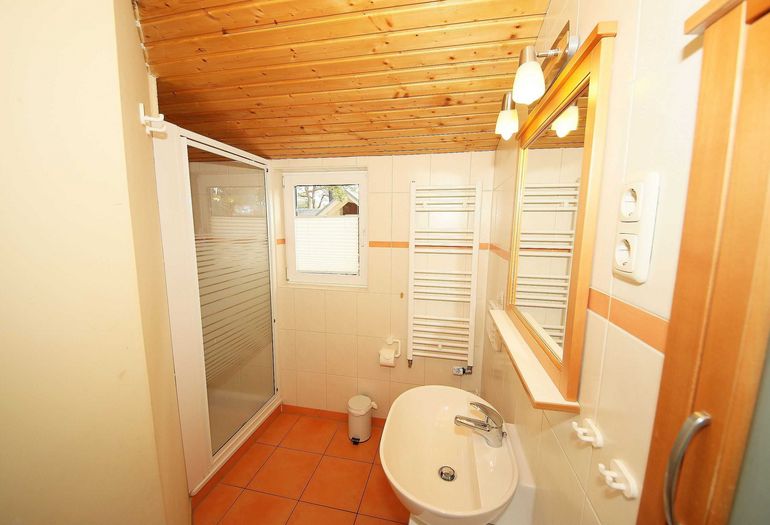 1. Duschbad mit Waschbecken