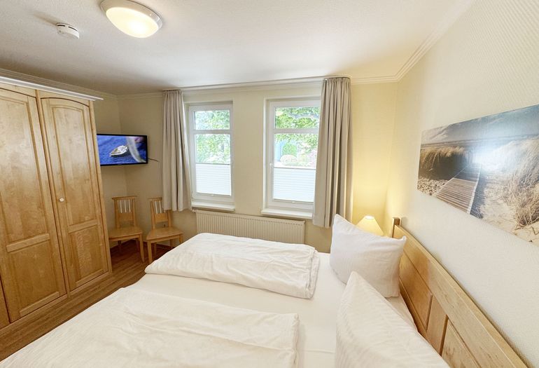 1. Schlafzimmer mit Doppelbett und Kleiderschrank sowie TV 1. Schlafzimmer mit Doppelbett und Kleiderschrank sowie TV