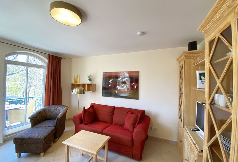 Wohnzimmer mit kleiner Couch und Tisch