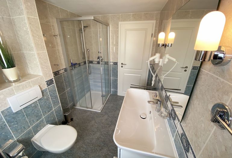 Badezimmer mit Waschbecken Badezimmer mit Waschbecken