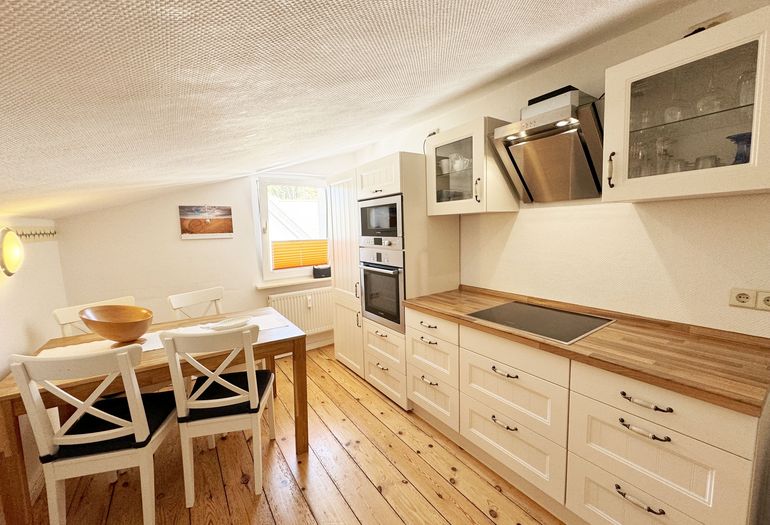 Küche mit Geschirrspüler