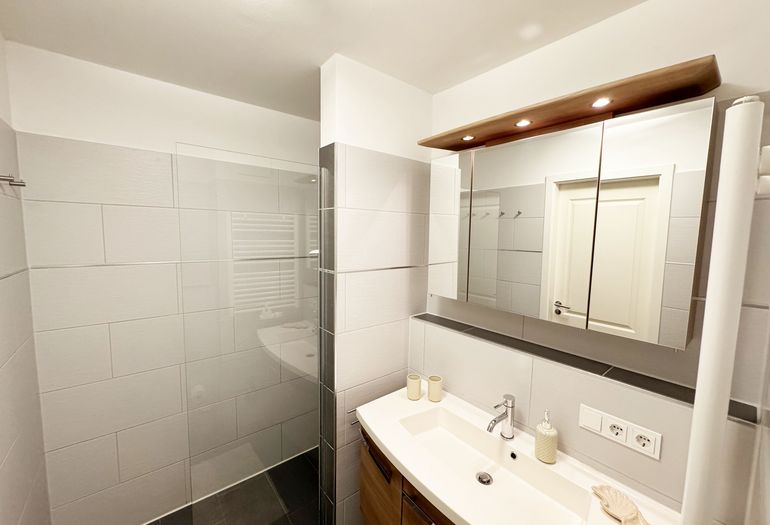 Badezimmer mit Dusche