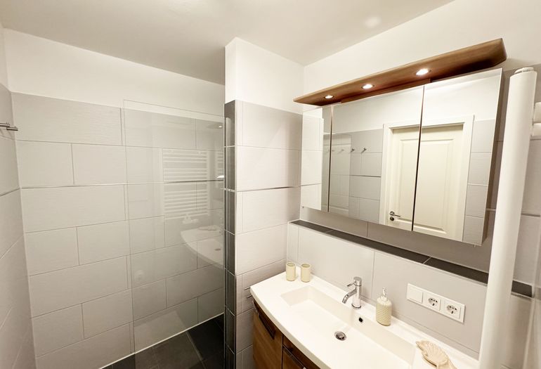 Badezimmer mit Dusche Badezimmer mit Dusche