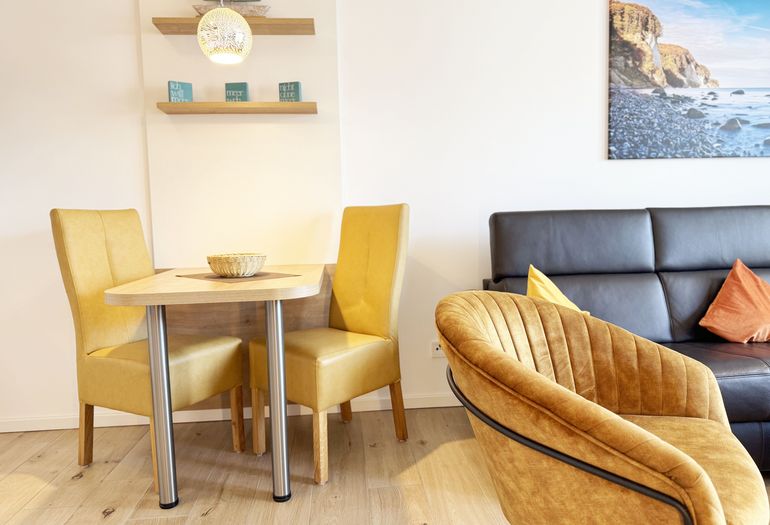 Essbereich mit Stühlen