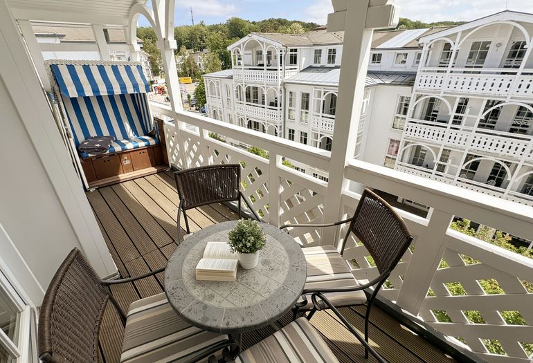 Balkon mit Strandkorb Balkon mit Strandkorb