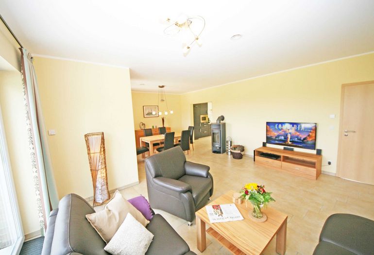 Blick in den Raum, vom Wohnbereich bis zur Küche