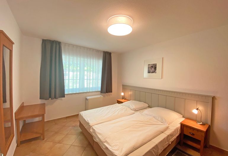 1. Schlafzimmer mit Doppelbett und Kleiderschrank 1. Schlafzimmer mit Doppelbett und Kleiderschrank