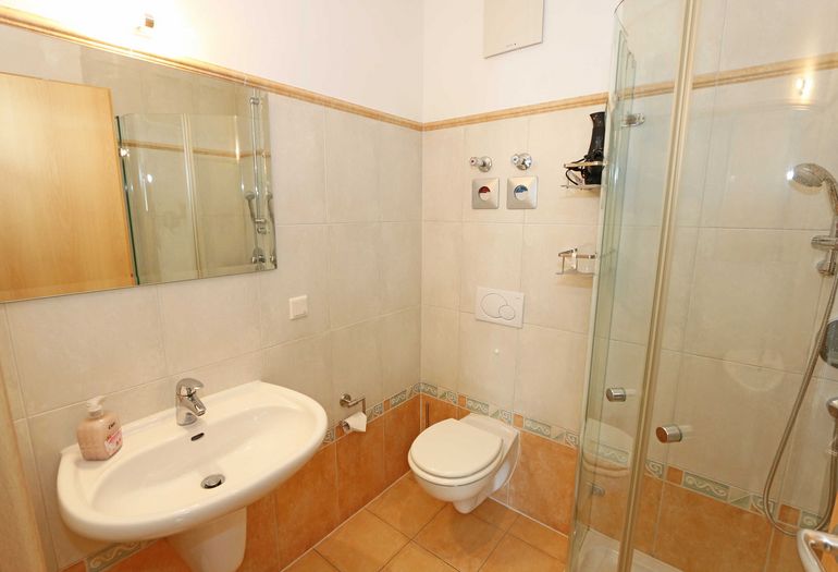2. Bad mit Dusche, WC und Waschbecken