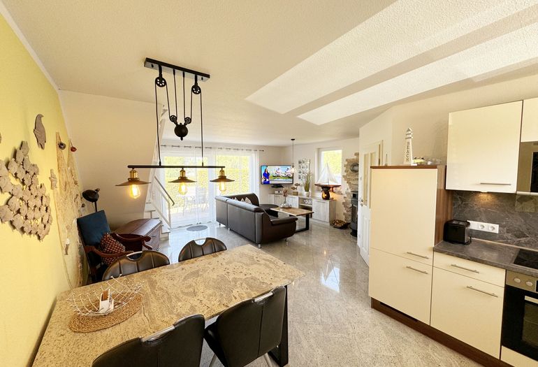 Essplatz angrenzend zur Küchenzeile Essplatz angrenzend zur Küchenzeile