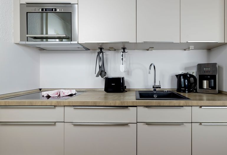 Küchenzeile mit allem was benötigt wird