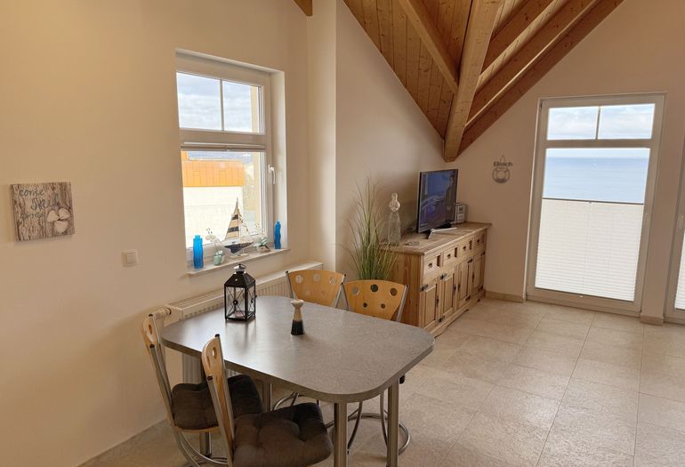 Esstisch mit Stühlen