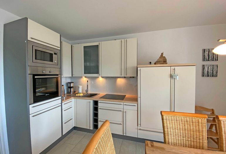 Küchenzeile mit Backofen