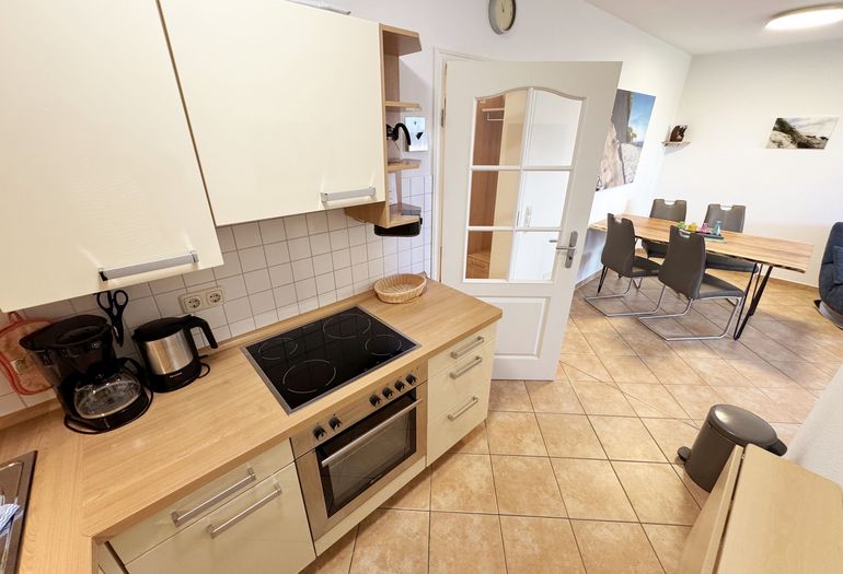 Blick von der Küchenzeile in den Wohn-/Essbereich