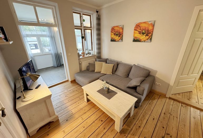 Wohnzimmer mit gemütlicher Couch und Sideboard