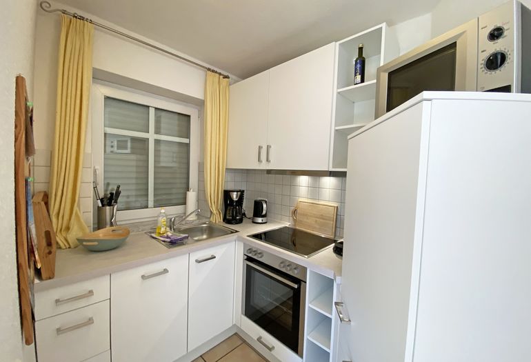 moderne Küchenzeile mit Backofen