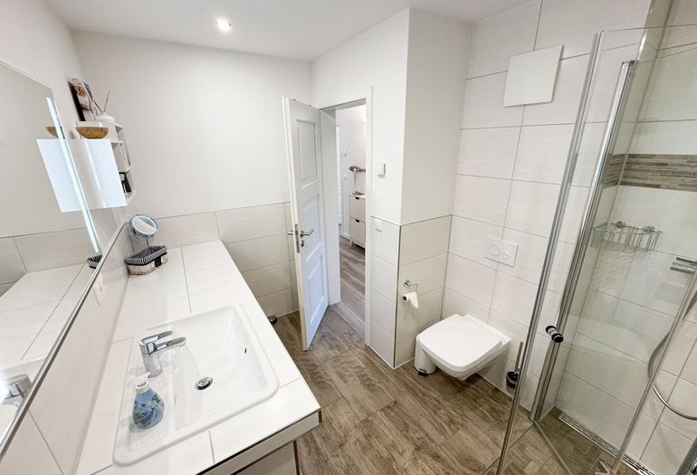 innenliegendes Badezimmer mit Waschbecken und WC