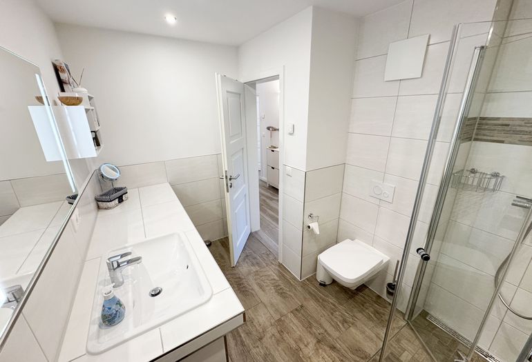 innenliegendes Badezimmer mit Waschbecken und WC innenliegendes Badezimmer mit Waschbecken und WC