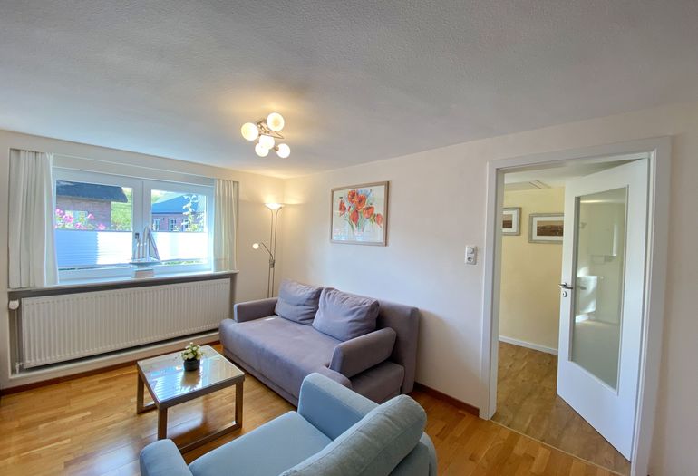 Wohnzimmer mit bequemen Sessel Wohnzimmer mit bequemen Sessel