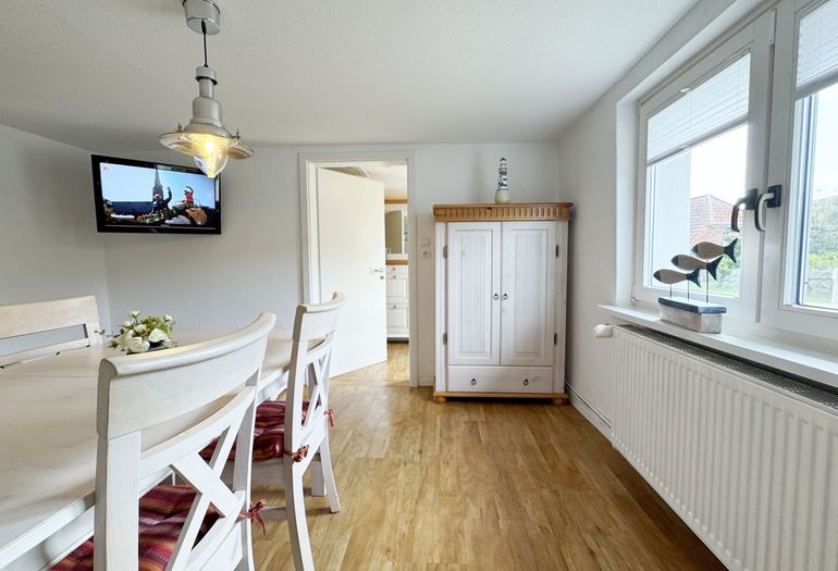 großes Esszimmer mit Flachbild-TV und Schrank