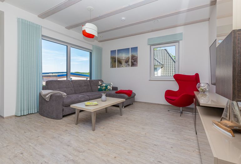 Wohnzimmer mit gemütlicher Couch und Sessel Wohnzimmer mit gemütlicher Couch und Sessel