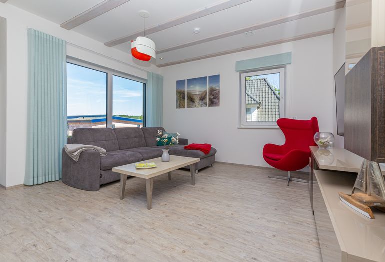 Wohnzimmer mit gemütlicher Couch und Sessel