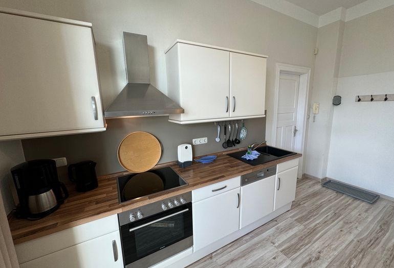 Küchenzeile mit Backofen