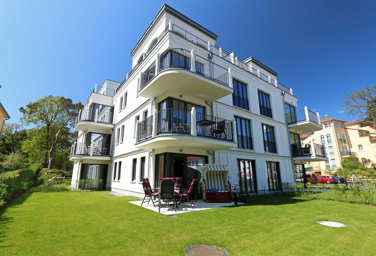 Blick vom Garten auf die Villa Andrea