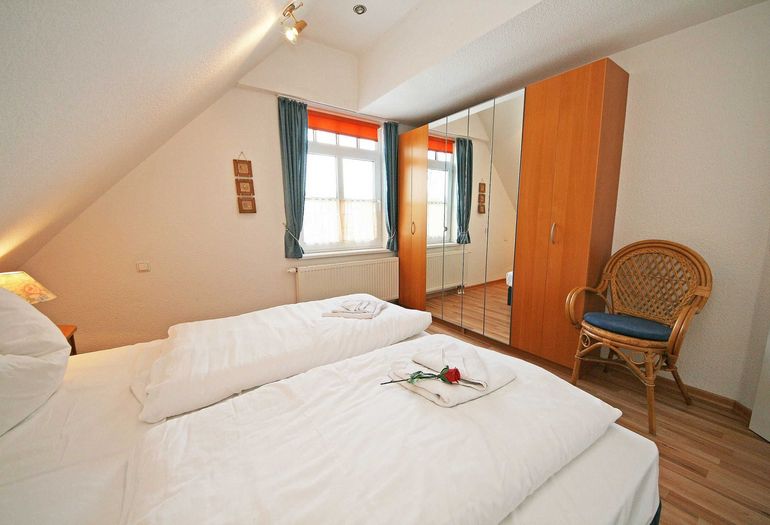 1. Schlafzimmer mit großem Kleiderschrank