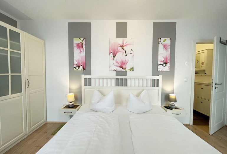 Schlafzimmer mit Doppelbett