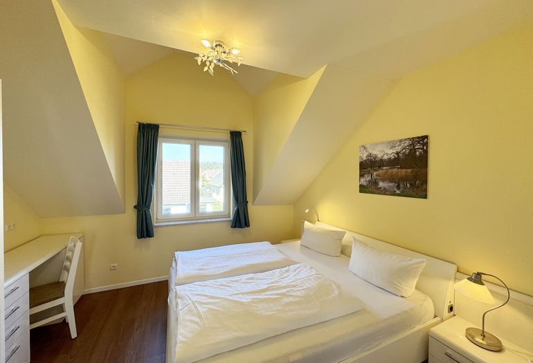 1. Schlafzimmer mit Doppelbett und Kleiderschrank