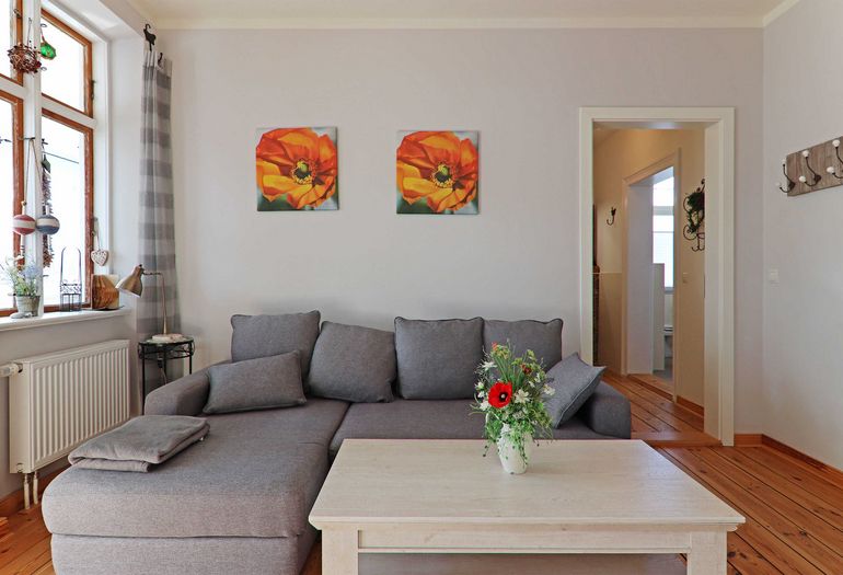 Wohnzimmer mit großer Couch Wohnzimmer mit großer Couch