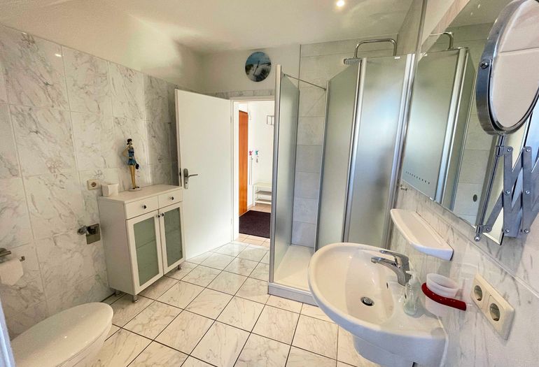 Badezimmer mit Waschbecken