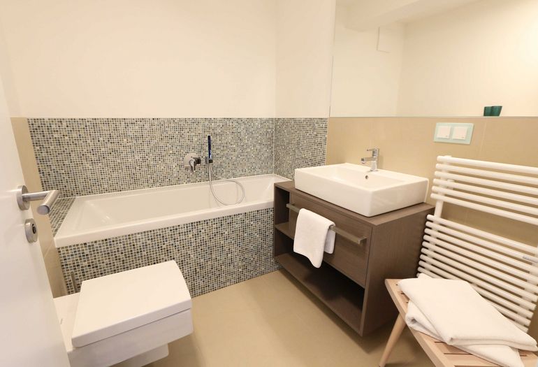 zweites Badezimmer mit Badewanne zweites Badezimmer mit Badewanne