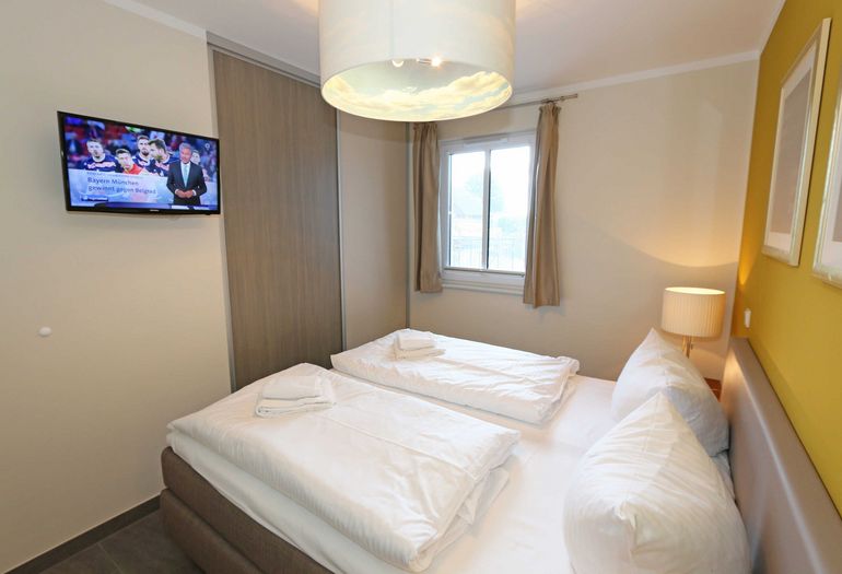 1. Schlafzimmer mit TV