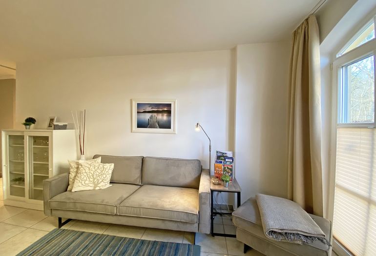Wohnzimmer mit Couch und Hocker Wohnzimmer mit Couch und Hocker