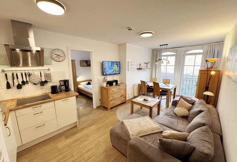 offener Wohnbereich mit Küchenzeile