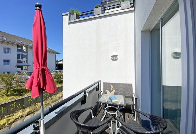 bestuhlter Balkon in ruhiger Lage